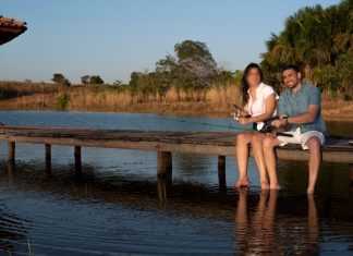 Última foto mostra casal sorrindo e pescando minutos antes de médico sofrer choque e morrer nas vésperas de casamento