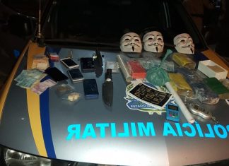 Dois homens são presos pela PM após serem encontrados com drogas, armas e máscaras de ‘V de Vingança’