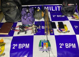 Dois homens são presos suspeitos de cometerem crimes enquanto usavam tornozeleiras eletrônicas