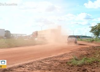 Sem asfalto, poeira incomoda motoristas que trafegam pela TO-422 em Araguaína