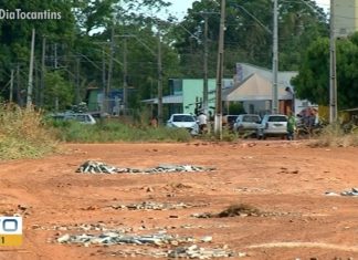 Moradores que estão há anos esperando pelo asfalto tapam buracos com entulho para amenizar problemas