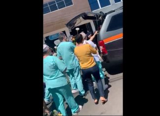 Colegas de médico que morreu de Covid colocam flores em carro funerário durante homenagem em Araguaína