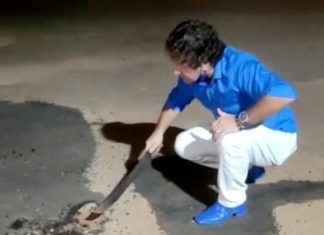 Prefeito arranca asfalto de rua com facão e critica obra feita pela própria gestão: ‘Tá vendo aí, meu secretário?’