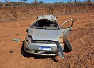 Criança morre e outras três pessoas da mesma família ficam feridas após carro capotar na BR-242
