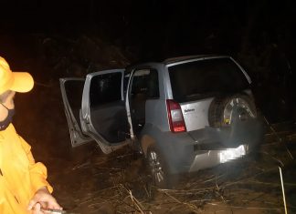Uma pessoa morre e três ficam feridas após carro passar por rotatória e cair em vala
