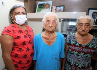 Mãe, filha e neta vacinadas comemoram campanha contra a Covid: ‘fiquei alegre demais’, diz idosa de 103 anos