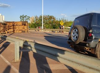 Caminhão tomba na entrada da Ponte da Amizade e deixa trânsito bloqueado