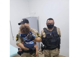 Bebê abandonado é resgatado de matagal em chamas após policiais escutarem barulho