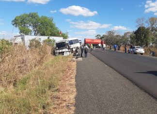 Micro-ônibus e caminhões se envolvem em acidente na BR-153
