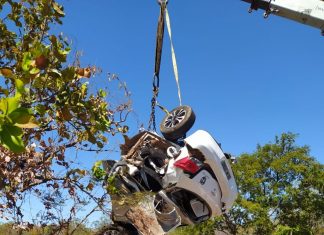 Jovem de 26 anos morre após carro descer ribanceira e bater em árvore na BR-153