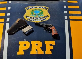Homem é preso por porte ilegal de arma após caminhonete ser parada na BR porque não tinha placas