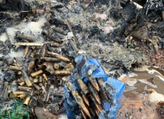 Bombeiros descobrem munições e líquido inflamável em carreta após escutarem explosões durante combate a incêndio