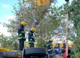 Bombeiro tem dedo esmagado durante operação para resgatar motorista de caminhão tombado