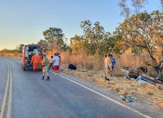 Duas pessoas que iam para velório ficam feridas após caminhonete sair da pista e capotar na TO-040