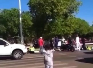 Agentes de trânsito caem de motocicletas após batida em faixa de pedestre no centro de Palmas; VÍDEO