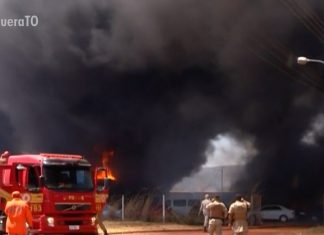 Imagens de drone mostram tamanho do incêndio que atingiu carros em Palmas; helicóptero ajuda no combate
