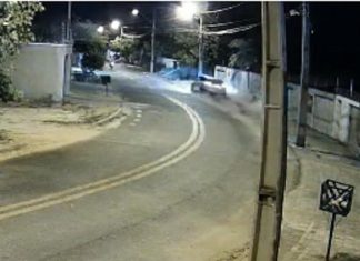 VÍDEO: Câmera de segurança registra carro atingindo poste em alta velocidade