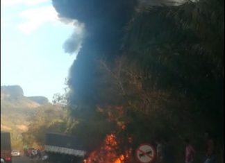 Acidente entre carro e caminhão na TO-010 deixou duas pessoas mortas, segundo os Bombeiros