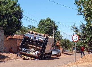 Caminhão de lixo afunda após asfalto ceder na região sul de Palmas