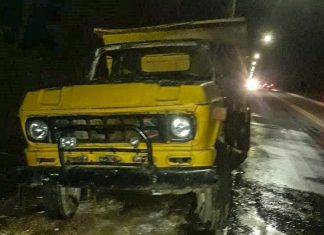 Caminhão sem placa e abandonado à margem de rodovia pega fogo em Porto Nacional
