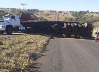 Motociclista sai ileso após caminhão tombar sobre o veículo em Paraíso do Tocantins