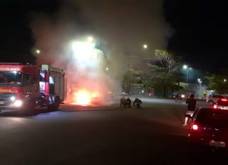 Motorista sofre queimaduras após carro pegar fogo e ficar destruído em avenida de Araguaína