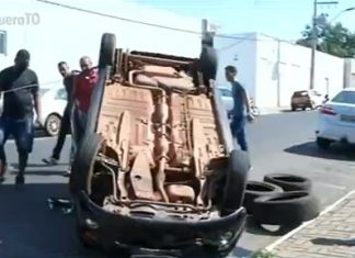 Carro capota após ser atingido por outro veículo em cruzamento de Araguaína