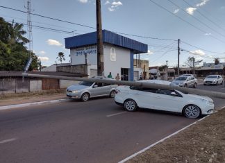 Poste cai em cima de veículo após acidente em avenida de Araguaína