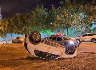 Motorista perde controle de carro e capota em avenida de Palmas; veja imagens