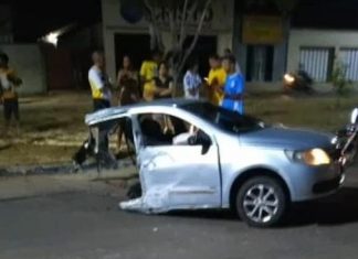 Carro fica partido ao meio após acidente em avenida e motorista foge do local
