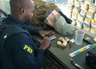 Mulher é presa após tentar esconder sacola com pedras de crack no fundo de ônibus