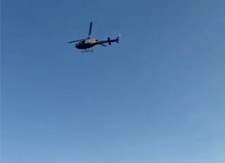 Piloto de parapente é resgatado em maca presa a helicóptero após sofrer acidente em serra de Palmas; VÍDEO