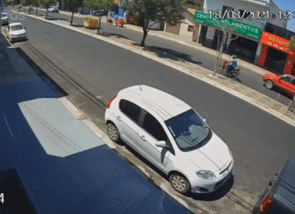 Vento arrasta container para avenida e motociclista acaba batendo na lixeira e caindo; VÍDEO