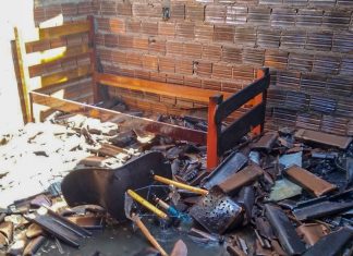 Bombeiros combatem fogo em casa de Gurupi; a suspeita é que o próprio morador tenha causado incêndio