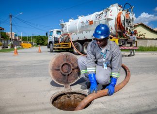 BRK alerta que jogar papel no vaso sanitário pode fazer esgoto voltar ao imóvel