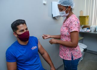 Vacinação de moradores a partir dos 23 anos contra Covid começa nesta terça (17) em Palmas; veja locais