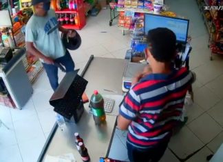 VÍDEO: Homens se passam por clientes, assaltam supermercado e fogem com dinheiro e cerveja