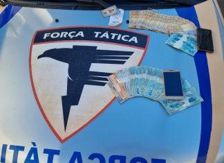 Suspeitos de usar documentos falsos para sacar R$ 7,7 mil tentam jogar comprovantes em vaso para fugir da PM