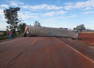 Carreta fica atravessada no meio da BR-153 após tombamento