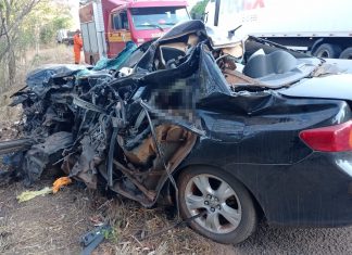 Mulher morre após batida frontal entre carro e caminhão na BR-153