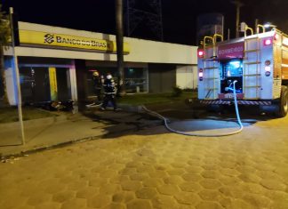 Arquivos pegam fogo durante incêndio na agência do Banco do Brasil em Augustinópolis