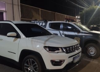 Carro de luxo clonado é apreendido pela polícia após passar na frente de delegacia