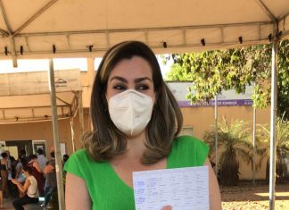 Prefeita de Palmas Cinthia Ribeiro é vacinada contra a Covid-19 e brinca sobre roupa verde: ‘Jacaroa’