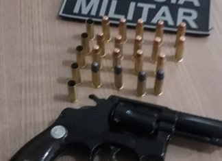 Polícia prende vítima de acidente de trânsito ao encontrar revólver e mais de 20 munições dentro do carro