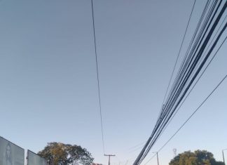 Poste fica pendurado por cabos após ser atingido por carro no centro de Palmas