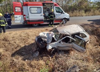 Motociclista morre após batida com carro na TO-222; moto foi partida pelo impacto