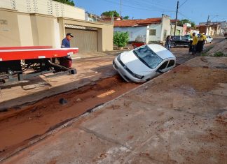 Chuva forte abre buraco em rua, causa acidente e alaga casas em Araguaína