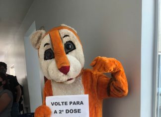 Vestido de tigre, advogado incentiva moradores em posto de saúde de Palmas: ‘Volte para a 2ª dose’