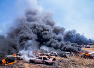 FOTOS: imagens mostram destruição e combate a incêndio que destruiu veículos em Palmas