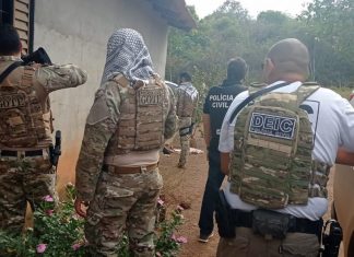 Polícia encontra armas durante buscas por suspeito de estuprar filha e enteada